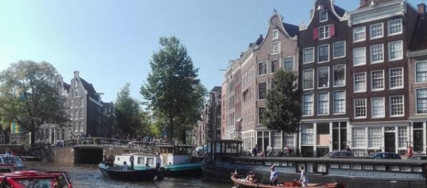 Turisti tra i canali di Amsterdam. Turisti tra i canali di Amsterdam.