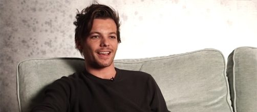 Louis Tomlinson opens up about the struggles of being a solo artist after One Direction's hiatus. [Image via YouTube/OneDirectionVEVO]