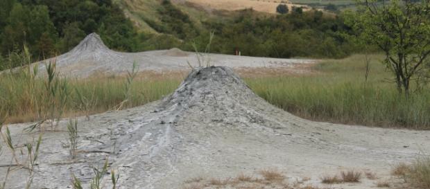 Cono "vulcanico" formato dalla risalita di fango. Salse di Nirano. Cono "vulcanico" formato dalla risalita di fango. Salse di Nirano.
