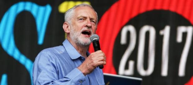 El líder del partido laborista se dirigió al público de Glastonbury el sábado 24 de junio en horas de la tarde. El líder del partido laborista se dirigió al público de Glastonbury el sábado 24 de junio en horas de la tarde.