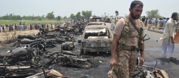 Explozie a unei cisterne de benzină răsturnată pe o autostradă din Pakistan, soldată cu 148 de morți - Foto: The Guardian (Faisal Kareem/EPA) Explozie a unei cisterne de benzină răsturnată pe o autostradă din Pakistan, soldată cu 148 de morți - Foto: The Guardian (Faisal Kareem/EPA)