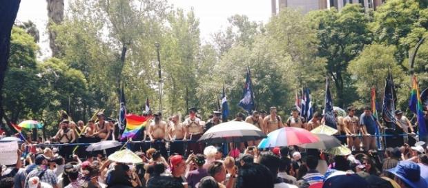Miembros de Comunidad LGBT sobre camión con patrocinio refresquero. Miembros de Comunidad LGBT sobre camión con patrocinio refresquero.