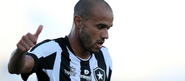 Roger cresce e vira titular absoluto Roger cresce e vira titular absoluto