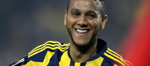 Souza hoje veste a camisa do Fenerbabce, da Turquia Souza hoje veste a camisa do Fenerbabce, da Turquia
