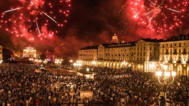 Fuochi d'artificio in Piazza San Vittorio, Torino.