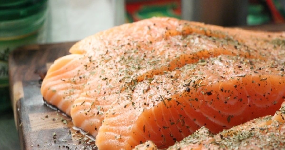Can eating fish reduce symptoms of rheumatoid arthritis?
