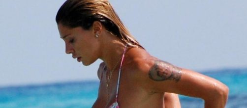 Belen hot in vacanza ad Ibiza tra balli, tuffi e bagni di sole