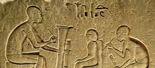 En Egipto, el dios Tot es creador de lenguas y la escritura siendo el escriba de los dioses