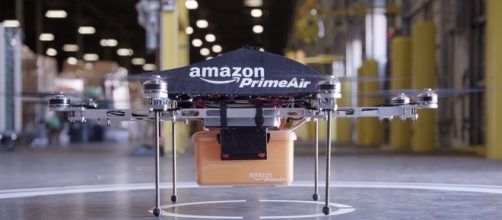 Un drone Amazon intento a trasportare un pacco