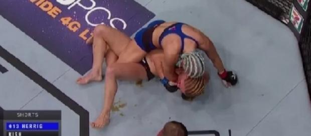 A atleta se sujou, mas no fim conseguiu escapar do golpe (Foto: Captura de vídeo) A atleta se sujou, mas no fim conseguiu escapar do golpe (Foto: Captura de vídeo)