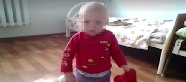 Criança foi vítima de abuso infantil em abrigo para menores abandonados (The Siberian Times) Criança foi vítima de abuso infantil em abrigo para menores abandonados (The Siberian Times)