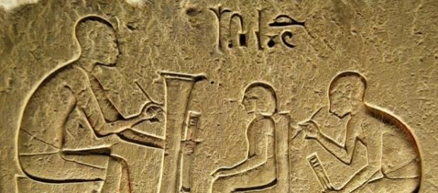 En Egipto, el dios Tot es creador de lenguas y la escritura siendo el escriba de los dioses En Egipto, el dios Tot es creador de lenguas y la escritura siendo el escriba de los dioses