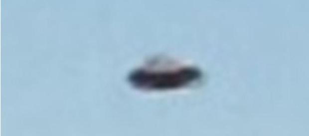 Ingrandimento dell'UFO presente nella foto N. 2 (tutte le foto sono per gentile concessione Cufom) Ingrandimento dell'UFO presente nella foto N. 2 (tutte le foto sono per gentile concessione Cufom)