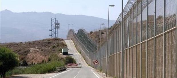 La Spagna l'altezza del muro al confine con il Marocco La Spagna l'altezza del muro al confine con il Marocco