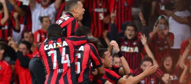 Luis foi uma das esperanças de gol do Atlético-PR, mas agora já é carta fora do baralho. ( Foto: Reprodução) Luis foi uma das esperanças de gol do Atlético-PR, mas agora já é carta fora do baralho. ( Foto: Reprodução)