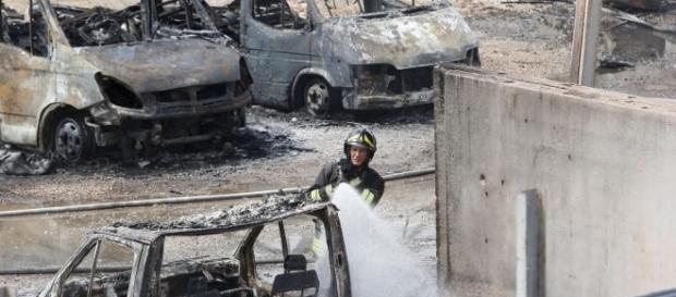 Roma: il rogo in un deposito di camper in via Flauto. Roma: il rogo in un deposito di camper in via Flauto.