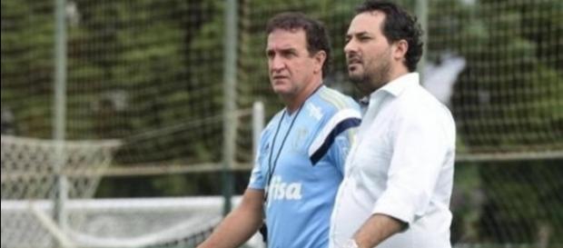 Técnico do clube junto com o diretor de futebol. Técnico do clube junto com o diretor de futebol.