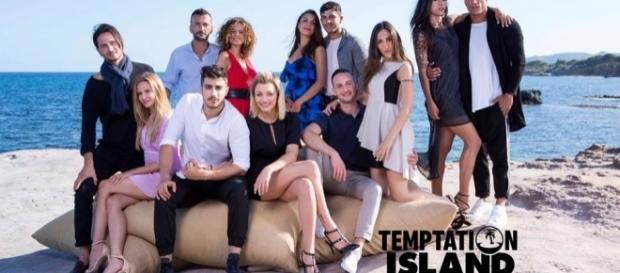 Temptation Island: la prima coppia in lacrime, volano calci e sedie Temptation Island: la prima coppia in lacrime, volano calci e sedie