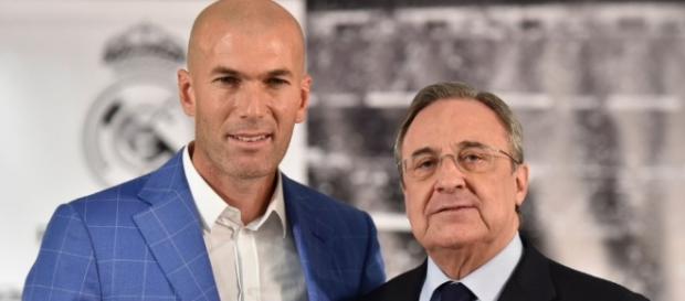 Zidane y Florentino Pérez durante su presentación Zidane y Florentino Pérez durante su presentación