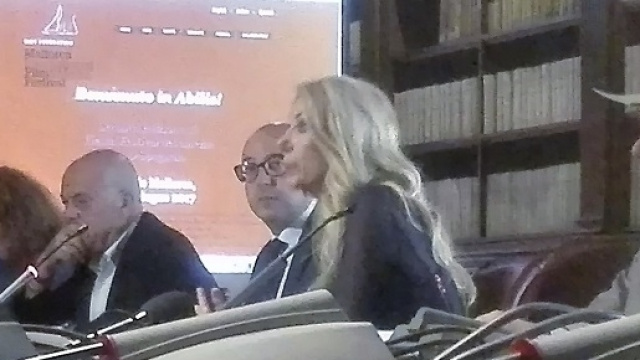 Conferenza presso il Min. dei Beni Culturali. Al centro l'on. Gabriella Carlucci, alla sua sinistra on. Cesaro e a destra il M.o Vincent Russo