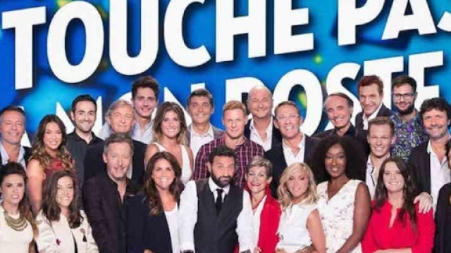 Photo de classe de l'&eacute;mission Touche Pas a Mon Poste pour la saison 2016-2017