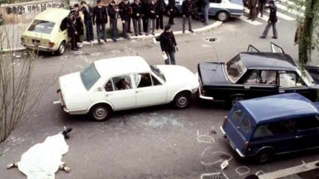 Un'immagine di via Fani subito dopo la strage e il rapimento di Aldo Moro il 16 marzo 1978