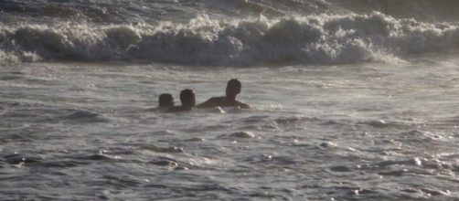 C'era mare mosso e una corrente molto forte nel tratto di spiaggia libera dove un nonno è annegato per salvare i nipotini.