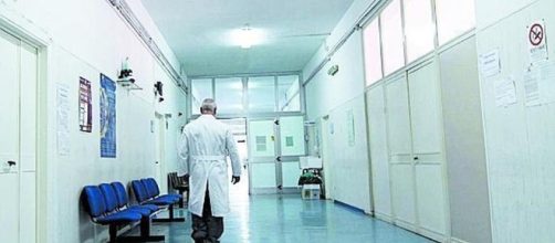 Delitto in corsia: un'infermiera trasferita si vendica e avvelena il papà della collega