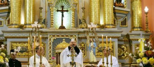 Los sacerdotes aprovechan su púlpito para dar clases de moralidad supuestamente cristiana