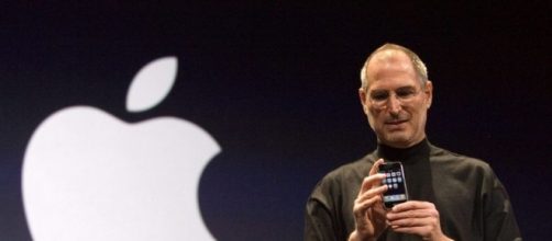 Steve Jobs presenta il 1° iPhone alla Convention Macworld del 2007 - qnm.it