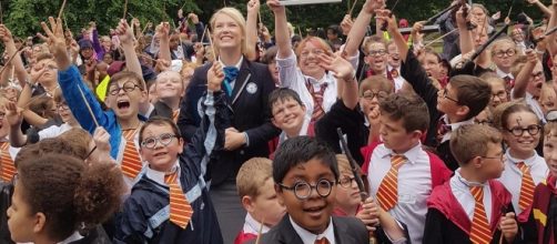 UK schoolkids dressed as Harry Potter celebrate their new World Record last June 23. / from 'Guinness World Records' - Image BN library