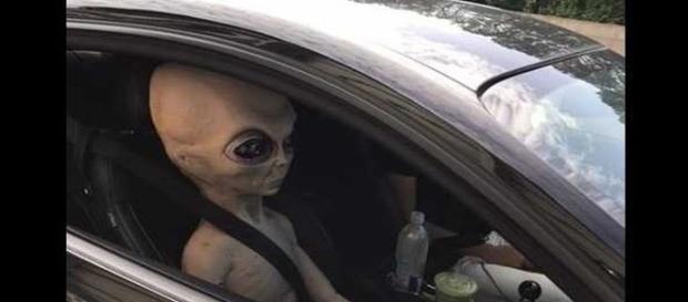 Alien de brinquedo, do tamanho de uma pessoa, foi visto pela polícia (The Atlanta Journal-Constitution) Alien de brinquedo, do tamanho de uma pessoa, foi visto pela polícia (The Atlanta Journal-Constitution)