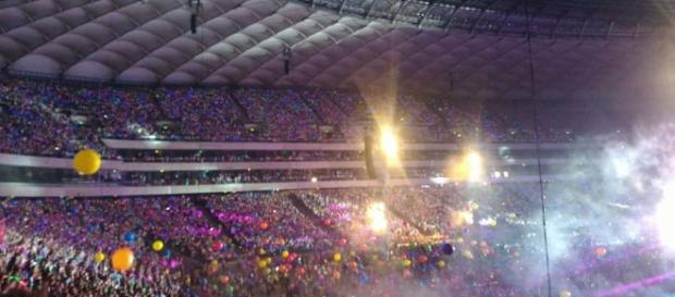Concerto Coldplay Varsavia, palloncini, coriandoli e rondini per i fans Concerto Coldplay Varsavia, palloncini, coriandoli e rondini per i fans