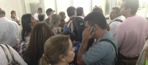 Demora en aeropuerto, gente desesperada porque su vuelo está retrasado. Demora en aeropuerto, gente desesperada porque su vuelo está retrasado.