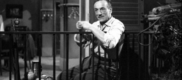 Eduardo durante "Questi fantasmi" nella famosa scena del caffè. Eduardo durante "Questi fantasmi" nella famosa scena del caffè.