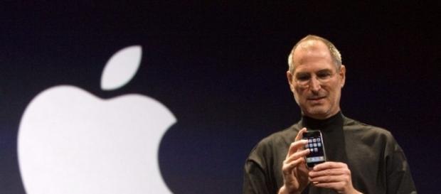 Steve Jobs presenta il 1° iPhone alla Convention Macworld del 2007 - qnm.it Steve Jobs presenta il 1° iPhone alla Convention Macworld del 2007 - qnm.it