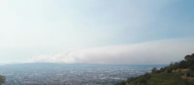 Vesuvio coperto dai fumi (foto Susy Pepe) Vesuvio coperto dai fumi (foto Susy Pepe)