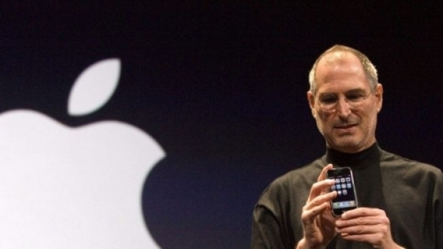 Steve Jobs presenta il 1&deg; iPhone alla Convention Macworld del 2007 - qnm.it