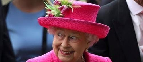 Queen Elizabeth gets a 78 percent raise [Image: CBS/YouTube screenshot]
