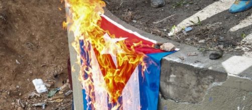 Bandera cubana arde en las protestas de Venezuela