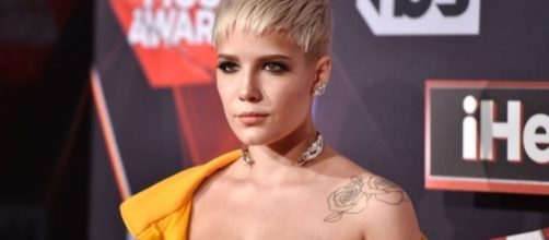 Halsey takes a swing at Demi Lovato for exploiting bisexuality (Image Credit: newnownext.com)