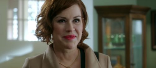 Molly Ringwald returns as Mary Andrews in "Riverdale" Season 2. (Youtube/tvpromosdb)