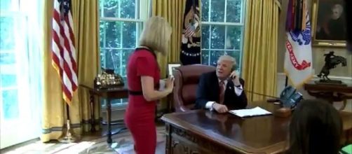 Twitter reacts to reporter's 'bizarre moment' with Trump - BBC News - bbc.com