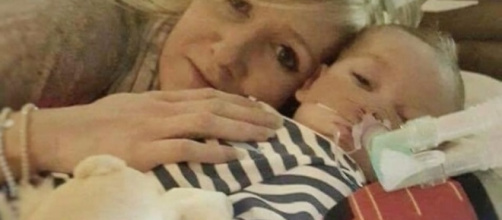Il piccolo Charlie con la mamma