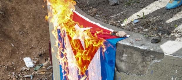 Bandera cubana arde en las protestas de Venezuela Bandera cubana arde en las protestas de Venezuela