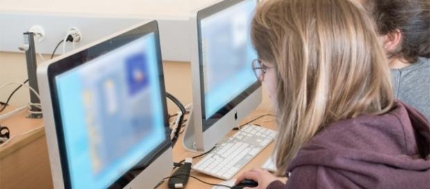 Dos usuarios navegan en Internet. Cortesía ONU A.Mhadhbi Dos usuarios navegan en Internet. Cortesía ONU A.Mhadhbi