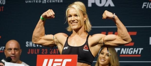 Felice Herrig em pesagem para o UFN 112 Felice Herrig em pesagem para o UFN 112