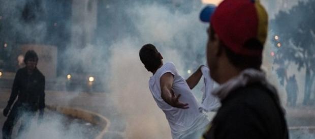 Helicóptero lança granadas sobre o prédio do Supremo, e Maduro fala em 'atentado terrorista'. Helicóptero lança granadas sobre o prédio do Supremo, e Maduro fala em 'atentado terrorista'.