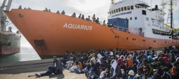 La nave Aquarius della Ong Sos Mediterranee mentre sbarca un 'carico' di migranti in Italia La nave Aquarius della Ong Sos Mediterranee mentre sbarca un 'carico' di migranti in Italia