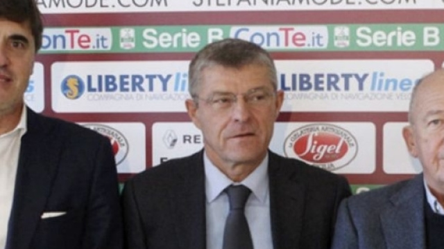 Fabrizio Salvatori (tra Alessandro Calori e Vittorio Morace), nel giorno del suo arrivo a Trapani la scorsa stagione (ph. trapanicalcio.it)